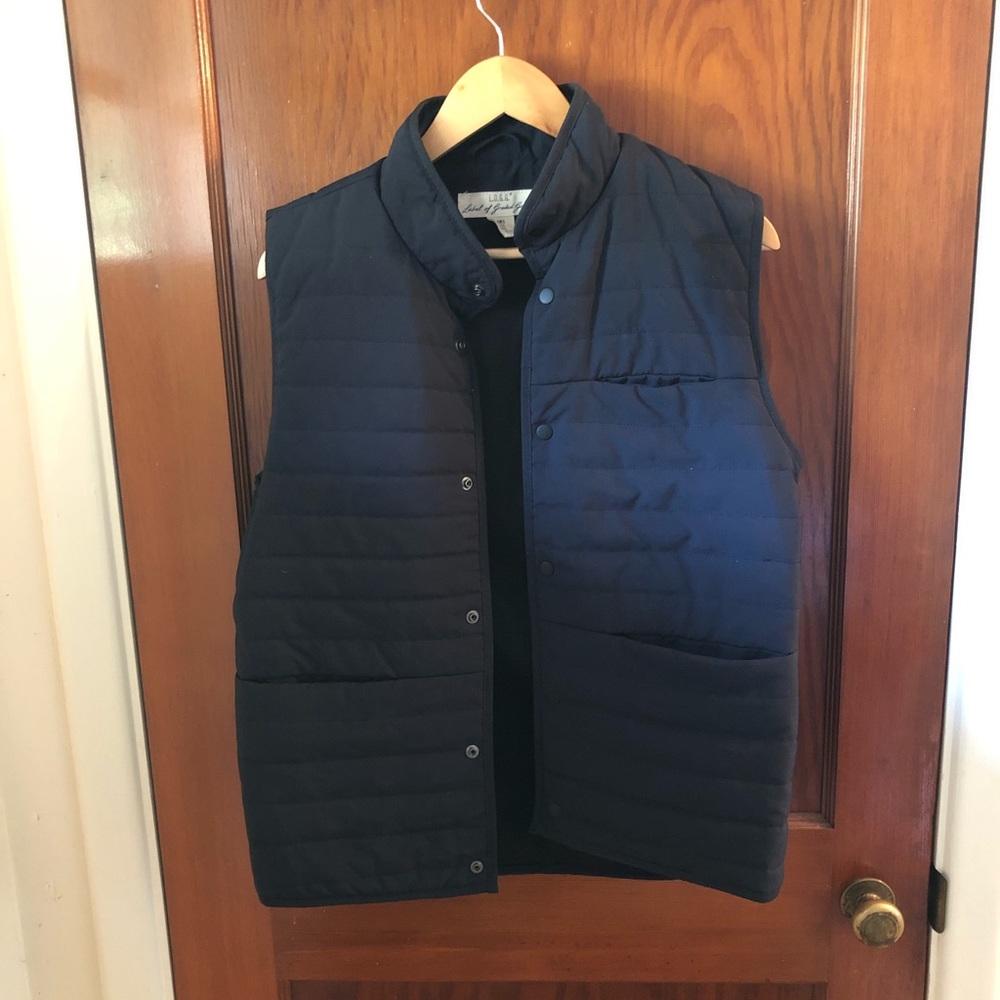 Mens small H&M navy blue puffer vest. Great condition.
